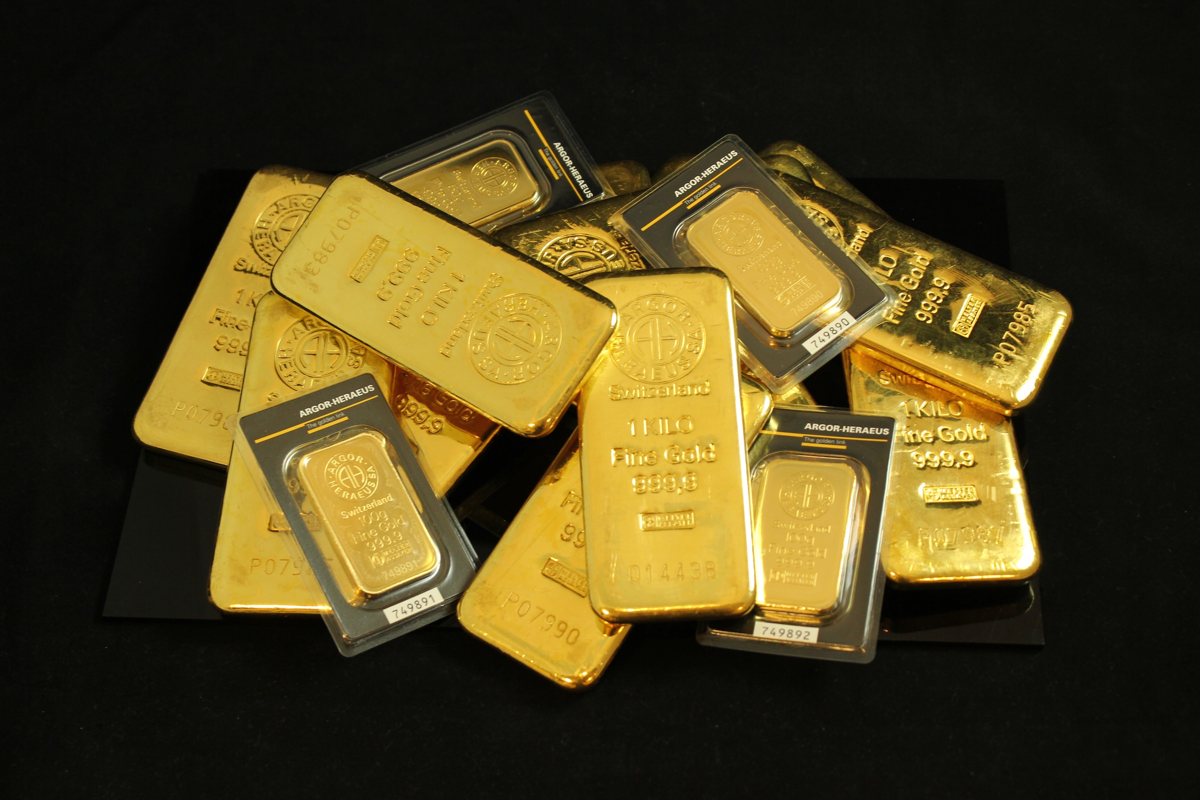 Ambev’s Decline and Costco’s Gold Rush: Harbingers of Economic Concern?