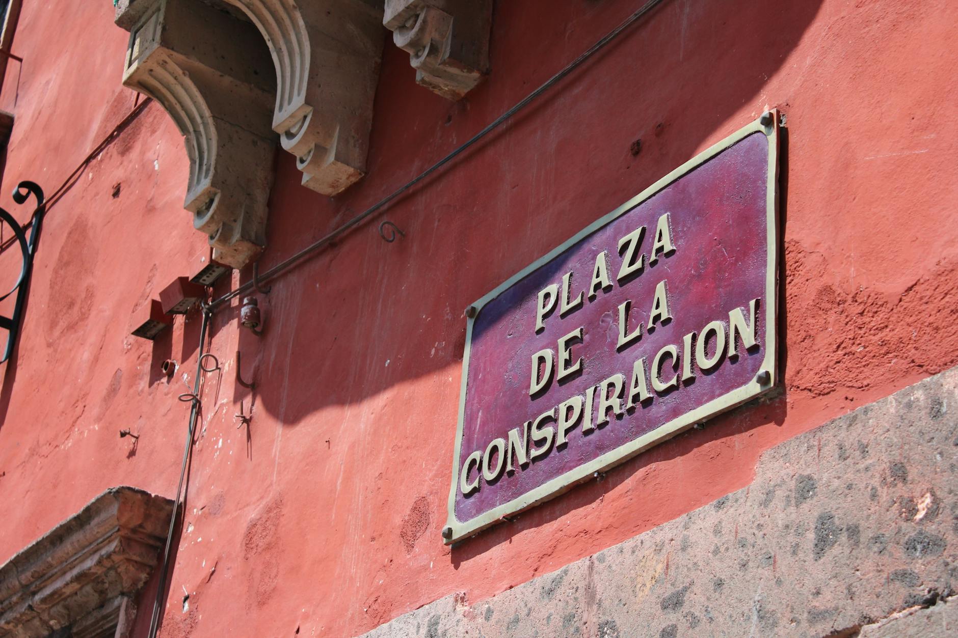 plaza de la conspiracion signage