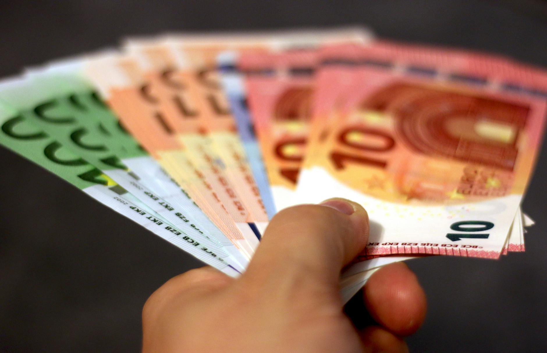 The End Of Bank Branches: How Europe’s Digital Euro And Stablecoins Are Reshaping Finance
